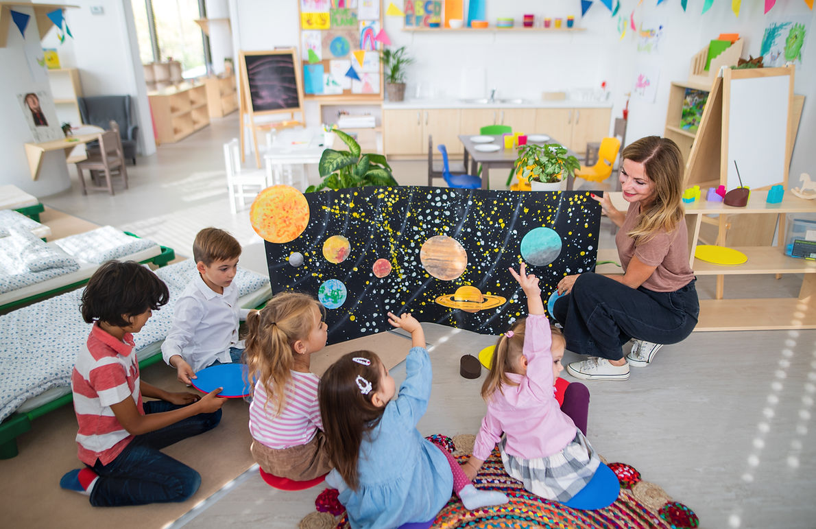 Dzieci wspólnie realizujące projekt edukacyjny