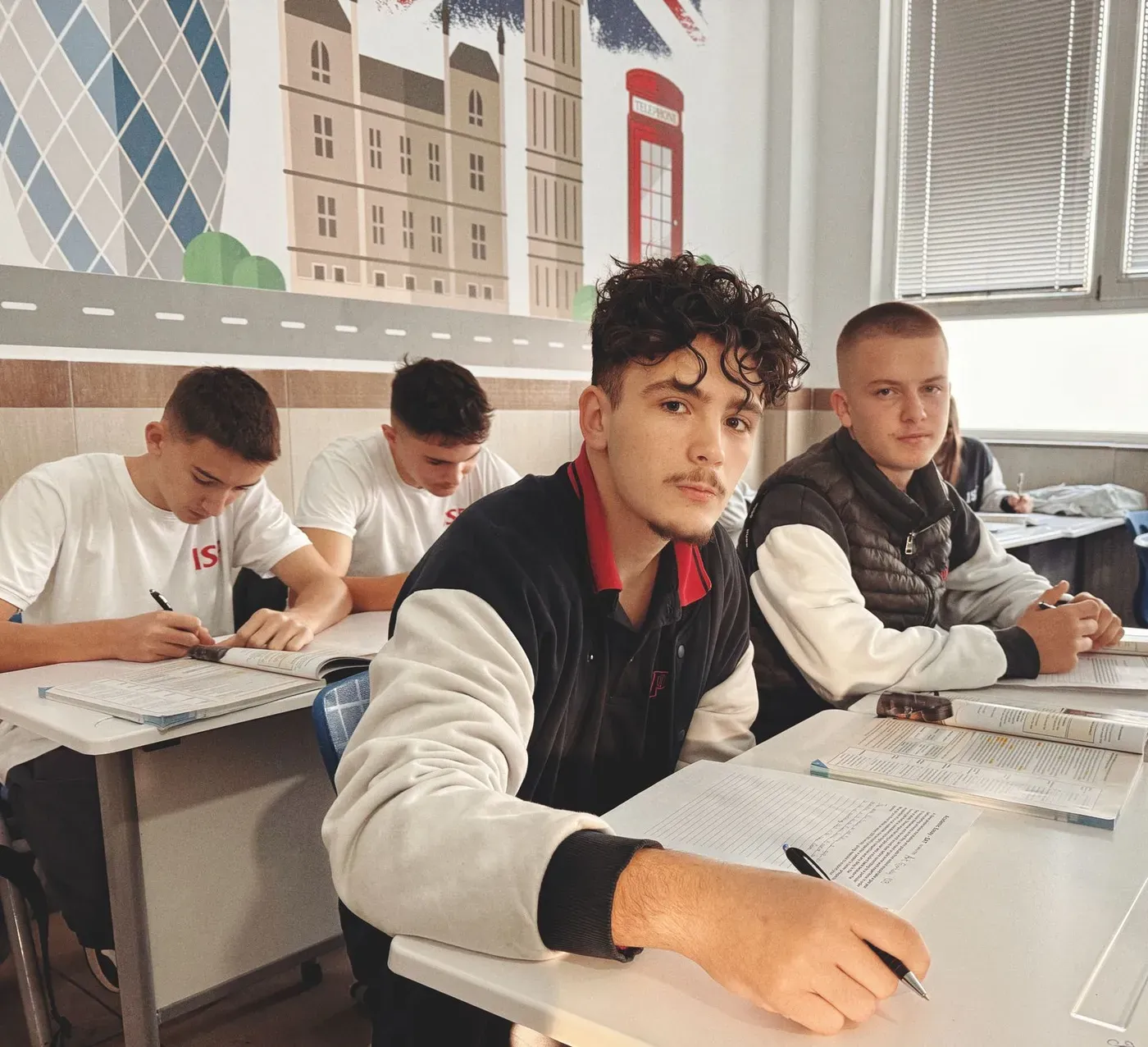 Uczniowie w starszych klasach podczas zajęć językowych